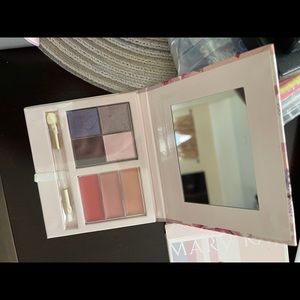 Color compact (makeup)